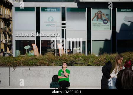 Warschau, Polen. März 2025. Eine Frau genießt am 28. März 2025 das warme Wetter und die Sonne im Zentrum von Warschau, Polen. (Foto: Jaap Arriens/SIPA USA) Credit: SIPA USA/Alamy Live News Stockfoto