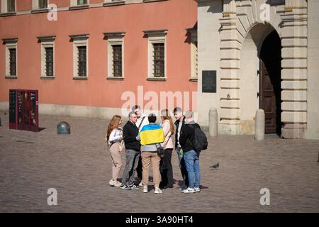 Warschau, Polen. März 2025. Ein Freiwilliger sammelt Gelder für die ukrainischen Kriegsbemühungen gegen Russland, wird am 28. März 2025 auf dem Königlichen Schlossplatz in Warschau, Polen, gesehen. (Foto: Jaap Arriens/SIPA USA) Credit: SIPA USA/Alamy Live News Stockfoto