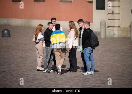 Warschau, Polen. März 2025. Ein Freiwilliger sammelt Gelder für die ukrainischen Kriegsbemühungen gegen Russland, wird am 28. März 2025 auf dem Königlichen Schlossplatz in Warschau, Polen, gesehen. (Foto: Jaap Arriens/SIPA USA) Credit: SIPA USA/Alamy Live News Stockfoto