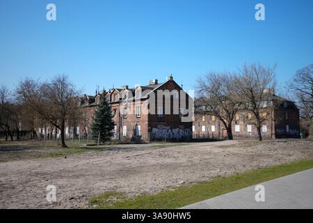 Warschau, Polen. März 2025. In Warschau, Polen, sind am 28. März 2025 verschlossene Häuser zu sehen. (Foto: Jaap Arriens/SIPA USA) Credit: SIPA USA/Alamy Live News Stockfoto