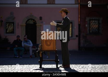 Warschau, Polen. März 2025. Am 28. März 2025 tritt ein Straßenmusiker mit einer Orgel auf dem Altstädter Marktplatz in Warschau auf. (Foto: Jaap Arriens/SIPA USA) Credit: SIPA USA/Alamy Live News Stockfoto