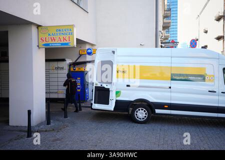 Warschau, Polen. März 2025. Eine Paketzustellung in Inpost Paczkomat wird am 28. März 2025 in Warschau, Polen, angeboten. (Foto: Jaap Arriens/SIPA USA) Credit: SIPA USA/Alamy Live News Stockfoto