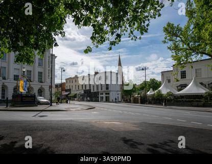 Blick auf den Queens Circus, in der Stadt Cheltenham, Großbritannien Stockfoto