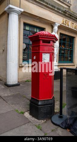 Ein viktorianischer Penfold-Säulenkasten in Cheltenham, Großbritannien Stockfoto