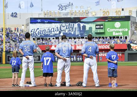1. Oktober 2017 – Kansas City, MO, USA – Kansas City Royals erster Baseman Eric Hosmer, dritter Baseman Mike Moustakas und Linksfeldspieler Alex Gordon stehen mit jungen Fans für das Spiel der Nationalhymne vor einem Spiel gegen die Arizona Diamondbacks am Sonntag, 1. Oktober 2017 im Kauffman Stadium in Kansas City, Mo. (Kreditbild: © John Sleezer/TNS via ZUMA Wire) Stockfoto