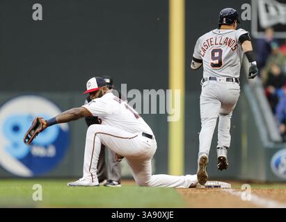 1. Oktober 2017 – Minneapolis, MN, USA – Kennys Vargas (19) der Minnesota Twins holt sich am Sonntag, 1. Oktober 2017, im Target Field in Minneapolis, Minn. (Kreditbild: © Renee Jones Schneider/TNS via ZUMA Wire) einen Vorsprung in die Spitze des neunten Inning gegen die Detroit Tigers. Stockfoto