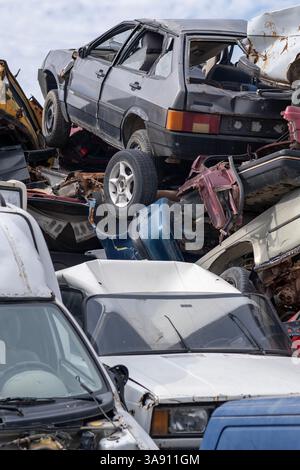 Schrottautos stapeln sich auf einem Schrottplatz Stockfoto
