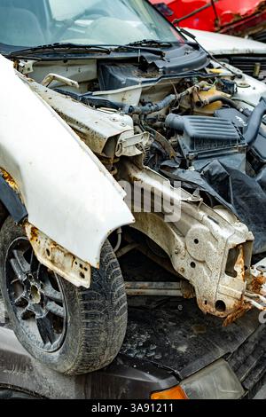 In einem Auto-Schrottplatz, gefüllt mit demontierten Fahrzeugen Stockfoto