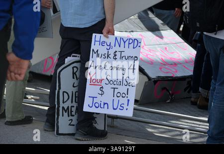 Tesla Takedown Event gegen DOGE und Elon Musk marschieren zu einem Tesla Showroom in Manhattan. Stockfoto