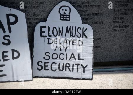 Gefälschter Grabstein bei einem Tesla Takedown Event gegen DOGE und Elon Musk, der zu einem Tesla Showroom in Manhattan marschiert. Stockfoto
