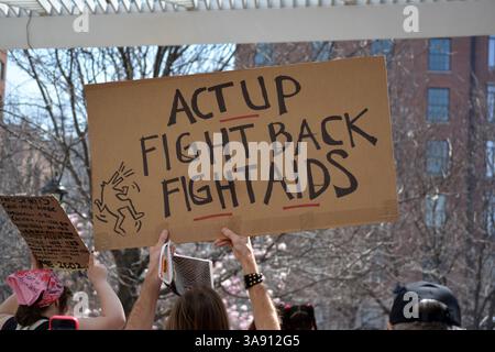 Tesla Takedown Event gegen DOGE und Elon Musk marschieren zu einem Tesla Showroom in Manhattan. Stockfoto