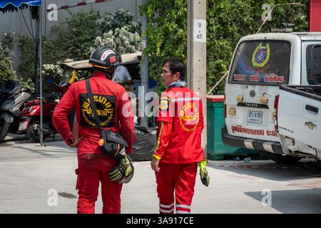 Bangkok, Thailand. März 2025. Retter sahen, wie sie ein Gespräch hatten, nachdem sie aus der eingestürzten Gebäudeszene im Gebäude des staatlichen Rechnungshofs im Bezirk Chatuchak gekommen waren. Am 28. März 2025 löste ein kräftiges Erdbeben der Stärke 7,7 in Myanmar starke Zittern aus, die zum Einsturz eines 33-stöckigen Unterbauhochhauses nahe dem Chatuchak Park führten. Mindestens acht Tote wurden bestätigt, viele weitere wurden verletzt. Die Rettungsaktionen wurden am 29. März fortgesetzt, da zahlreiche Arbeiter unberücksichtigt blieben. Quelle: SOPA Images Limited/Alamy Live News Stockfoto