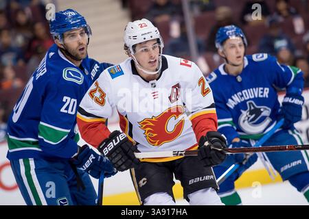 28. September 2017: Canucks Center Brandon Sutter (20), Flames Center Sean Monahan (23) und Canucks Defenseman Troy Stecher (51) in der NHL-Spiel zwischen den Calgary Flames und den Vancouver Canucks in der Rogers Arena in Vancouver, Kanada. Dom Gagne/CSM(Kreditbild: &Copy; Dom Gagne/CSM via ZUMA Wire) Stockfoto