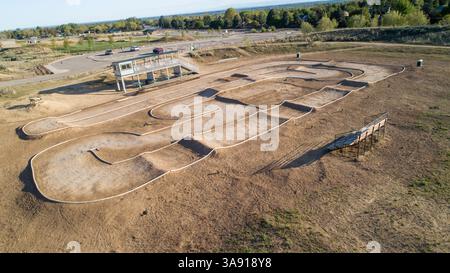 Eine Feldspur mit einer weißen Linie in der Mitte Stockfoto