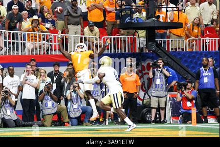 September 2017 – Atlanta, Georgia, USA S - Tennessee Volunteers Wide Receiver Marquez Callaway (1) holt sich einen Pass während der ersten Hälfte des NCAA Chick-Fil-A Kickoff-Fußballspiels zwischen den Georgia Tech Yellow Jackets und den Tennessee Volunteers im Mercedes-Benz Stadion. (Kreditbild: © Frank Mattia via ZUMA Wire) Stockfoto