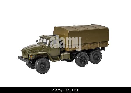 Ein grüner russischer Militärwagen Ural mit einem großen Baldachin oben. Das Fahrzeug steht auf weißem Hintergrund Stockfoto