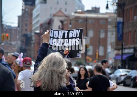 Tesla Takedown Event gegen DOGE und Elon Musk marschieren zu einem Tesla Showroom in Manhattan. Stockfoto