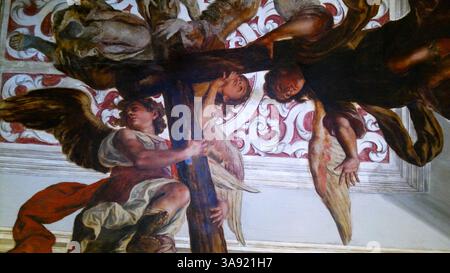 Triunfo de la Santa Cruz maltig des spanischen Barockmalers Valdes Leal an der Decke der Sakristei des Hospital de los Venerables in Sevilla. Stockfoto