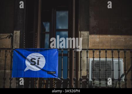 10. September 2017 - Barcelona, Katalonien, Spanien - Ein Banner mit einem „Ja“ schmückt einen Balkon am Vorabend des katalanischen Nationalfeiertags, „La Diada“, 20 Tage vor einem geplanten Referendum über die Abspaltung von Spanien (Credit Image: © Matthias Oesterle Via ZUMA Wire) Stockfoto