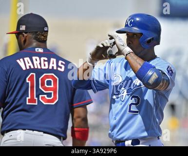 10. September 2017 – Kansas City, MO, USA – Kansas City Royals’ Alcides Escobar signalisiert dem Dugout an den Minnesota Twins vorbei, nachdem er am Sonntag, den 10. September 2017 eine Single mit zwei Läufen im Kauffman Stadium in Kansas City, Mo. getroffen hatte (Foto: © John Sleezer/TNS via ZUMA Wire) Stockfoto