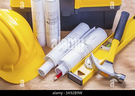 Satz Werkzeuge Hammer Level Blaupausen Helm Bleistift Werkzeugkasten Construction Concept Stockfoto