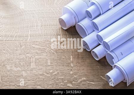 Baukonzept für Bausteine auf hölzernen Eichenbrettern Stockfoto