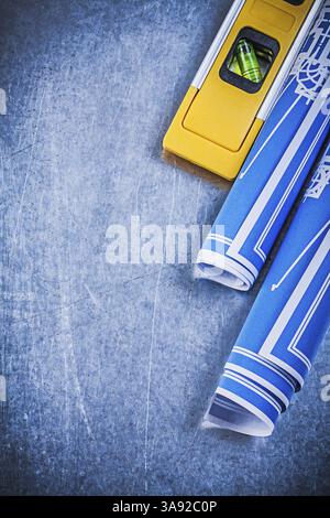 Aufgerollte blaue Blaupausen auf metallischem Hintergrund Stockfoto