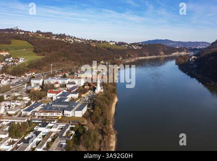 Drohnenbild, Wohnsiedlung, Wohnblöcke und Hochhaus, Puchenau, Linzer Landkreis, Donau, Oberösterreich, Österreich, Europa Stockfoto