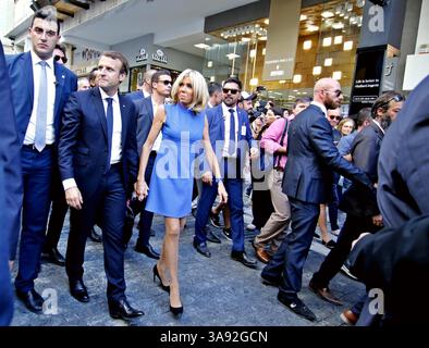 8. September 2017 – Athen, Griechenland – der französische Präsident Emmanuel Macron, rechts, und seine Frau Brigitte gehen auf dem Syntagma-Platz in Athen. Am Ende seines offiziellen Programms unternahm Macron mit seiner Frau Brigitte einen ungeplanten Spaziergang entlang der geschäftigsten Einkaufsstraße im Zentrum Athens. Begleitet von einem kräftigen Wachmann schüttelten die Macrons die Hände mit Passanten und sprachen mit ihnen und posierten für Selfies. (Kreditbild: © Eurokinissi via ZUMA Wire) Stockfoto