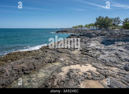 Küste einer kleinen felsigen Insel auf den Bahamas Stockfoto