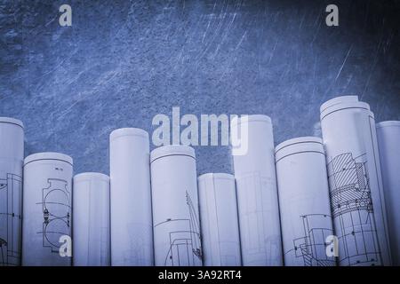 Vintage kratzender Silber-Metall Hintergrund mit Rollen von Blaupausen horizontale Version Gebäude und Architekturkonzept Stockfoto