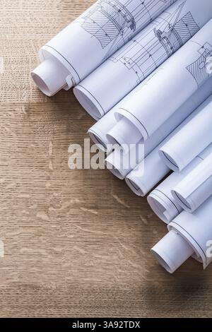 Stapel von Blueprint-Rollen auf hölzernen Eichenbrettern Wartungskonzept Stockfoto