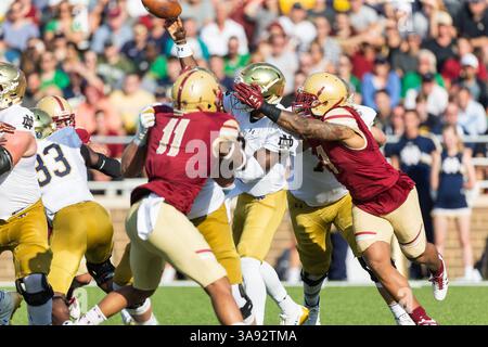 16. September 2017 – Chestnut Hill, Massachusetts, USA – 16. September 2017 – Chestnut Hill, MA, USA – Notre Dame kämpft gegen den irischen Cornerback Nick Watkins #7 übergibt den Ball kurz bevor er entlassen wird. Die kämpfenden Iren besiegten die Eagles 49 mit 20 im Alumni Stadium in Chestnut Hill, Massachusetts. (Kreditbild: © Mark Box via ZUMA Wire) Stockfoto
