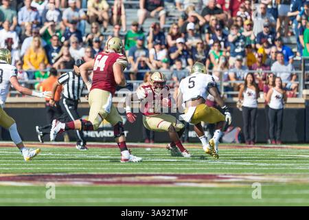 16. September 2017 – Chestnut Hill, Massachusetts, USA – 16. September 2017 – Chestnut Hill, MA, USA – Boston College Eagles Running Back Jon Hilliman #32 führt den Ball für einen ersten Rücktritt. Die kämpfenden Iren besiegten die Eagles 49 mit 20 im Alumni Stadium in Chestnut Hill, Massachusetts. (Kreditbild: © Mark Box via ZUMA Wire) Stockfoto
