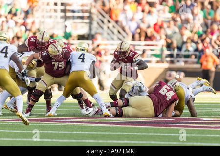 16. September 2017 – Chestnut Hill, Massachusetts, USA – 16. September 2017 – Chestnut Hill, MA, USA – Boston College Eagles Running Back Jon Hilliman #32 trägt den Ball für kurze Strecken. Die kämpfenden Iren besiegten die Eagles 49 mit 20 im Alumni Stadium in Chestnut Hill, Massachusetts. (Kreditbild: © Mark Box via ZUMA Wire) Stockfoto