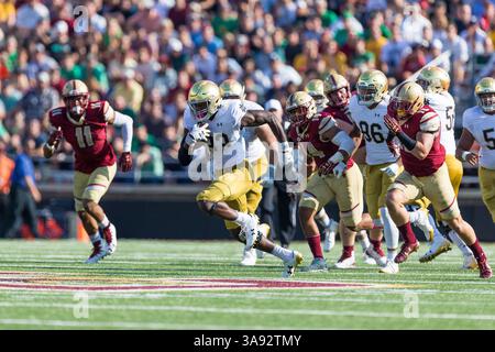 16. September 2017 – Chestnut Hill, Massachusetts, USA – 16. September 2017 – Chestnut Hill, MA, USA – Notre Dame kämpfte mit Iren zurück Josh Adams #33 bricht die Verteidigungslinie und stürmt für die Endzone. Die kämpfenden Iren besiegten die Eagles 49 mit 20 im Alumni Stadium in Chestnut Hill, Massachusetts. (Kreditbild: © Mark Box via ZUMA Wire) Stockfoto