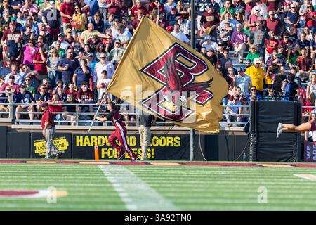 16. September 2017 – Chestnut Hill, Massachusetts, USA – 16. September 2017 – Chestnut Hill, MA, USA – die Cheerleaderin Boston College Eagles schwingt nach dem Touchdown der Eagles das Teambanner. Die kämpfenden Iren besiegten die Eagles 49 mit 20 im Alumni Stadium in Chestnut Hill, Massachusetts. (Kreditbild: © Mark Box via ZUMA Wire) Stockfoto