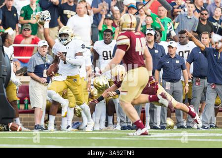 16. September 2017 - Chestnut Hill, Massachusetts, USA - 16. September 2017 - Chestnut Hill, MA, USA - Notre Dame kämpft gegen den irischen Quarterback Brandon Wimbush #7, der Ende des 3. Quartals an der Seitenlinie vorbeiläuft. Die kämpfenden Iren besiegten die Eagles 49 mit 20 im Alumni Stadium in Chestnut Hill, Massachusetts. (Kreditbild: © Mark Box via ZUMA Wire) Stockfoto