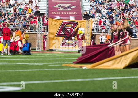 16. September 2017 – Chestnut Hill, Massachusetts, USA – 16. September 2017 – Chestnut Hill, MA, USA – das Boston College Eagles Maskottchen Baldwin repräsentiert die Fans, bevor das Team das Feld erobert. Die kämpfenden Iren besiegten die Eagles 49 mit 20 im Alumni Stadium in Chestnut Hill, Massachusetts. (Kreditbild: © Mark Box via ZUMA Wire) Stockfoto