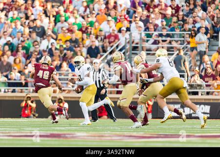 16. September 2017 - Chestnut Hill, Massachusetts, USA - 16. September 2017 - Chestnut Hill, MA, USA - Notre Dame kämpft gegen den irischen Quarterback Brandon Wimbush #7 hält den Ball und stürmt sich für den ersten Niedergang. Die kämpfenden Iren besiegten die Eagles 49 mit 20 im Alumni Stadium in Chestnut Hill, Massachusetts. (Kreditbild: © Mark Box via ZUMA Wire) Stockfoto