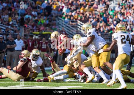 16. September 2017 – Chestnut Hill, Massachusetts, USA – 16. September 2017 – Chestnut Hill, MA, USA – die Notre Dame Fighting Irish Defensive stoppt Boston College Eagles Running Back AJ Dillon #2. Die kämpfenden Iren besiegten die Eagles 49 mit 20 im Alumni Stadium in Chestnut Hill, Massachusetts. (Kreditbild: © Mark Box via ZUMA Wire) Stockfoto