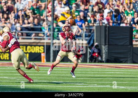 16. September 2017 – Chestnut Hill, Massachusetts, USA – 16. September 2017 – Chestnut Hill, MA, USA – der Bostoner College Eagles-Wide-Receiver Michael Walker #3 fängt einen kämpfenden irischen Punt. Die kämpfenden Iren besiegten die Eagles 49 mit 20 im Alumni Stadium in Chestnut Hill, Massachusetts. (Kreditbild: © Mark Box via ZUMA Wire) Stockfoto