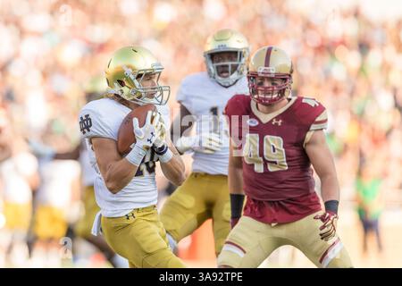 16. September 2017 – Chestnut Hill, Massachusetts, USA – 16. September 2017 – Chestnut Hill, MA, USA – Notre Dame Fighting Irish Wide Receiver Chris Finke #10 fängt einen Eagle Punt. Die kämpfenden Iren besiegten die Eagles 49 mit 20 im Alumni Stadium in Chestnut Hill, Massachusetts. (Kreditbild: © Mark Box via ZUMA Wire) Stockfoto