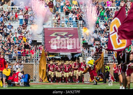 16. September 2017 – Chestnut Hill, Massachusetts, USA – 16. September 2017 – Chestnut Hill, MA, USA – die Boston College Eagles laufen auf das Feld, um gegen die Notre Dame kämpfenden Iren anzutreten. Die kämpfenden Iren besiegten die Eagles 49 mit 20 im Alumni Stadium in Chestnut Hill, Massachusetts. (Kreditbild: © Mark Box via ZUMA Wire) Stockfoto
