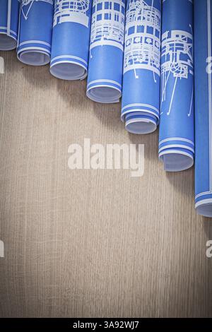 Stapel blauer Blaudruckrollen auf vertikaler Holzplatte Stockfoto
