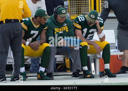 10. September 2017: Green Bay Packers Quarterback Aaron Rodgers #12 und Green Bay Packers Quarterback Brett Hundley #7 während des NFL Football Spiels zwischen den Seattle Seahawks und den Green Bay Packers im Lambeau Field in Green Bay, WI. Green Bay besiegte Seattle mit 17:9. John Fisher/CSM(Credit Image: &Copy; John Fisher/CSM via ZUMA Wire) Stockfoto