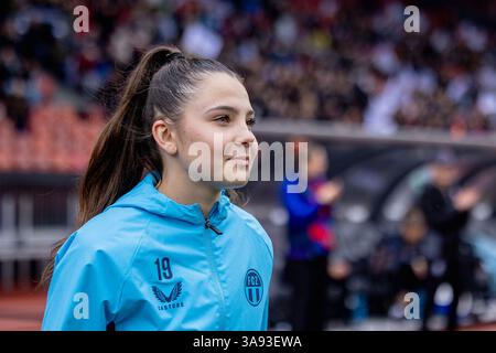 Zürich, Schweiz. März 2025. Zürich, Schweiz, 29. März 2025: Borbála Vincze (19 Zürich) tritt vor dem AXA Womens Cup Final Fussballspiel zwischen dem FC Basel 1893 und dem FC Zürich im Letzigrund in Zürich ein. Philipp Kresnik (Philipp Kresnik/SPP) Credit: SPP Sport Press Photo. /Alamy Live News Stockfoto