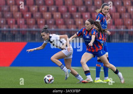 Zürich, Schweiz. März 2025. Zürich, Schweiz, 29. März 2025: Duell zwischen Borbála Vincze (19 Zürich) und Lia Kamber (8 Basel) während des AXA Womens Cup Final Fussballspiels zwischen dem FC Basel 1893 und dem FC Zürich im Letzigrund in Zürich. Philipp Kresnik (Philipp Kresnik/SPP) Credit: SPP Sport Press Photo. /Alamy Live News Stockfoto