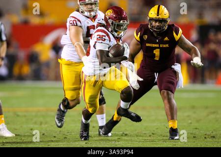 TEMPE, Arizona – 28. OKTOBER: Ronald Jones II (25) der USC Trojans läuft am 28. OKTOBER 2017 im Sun Devil Stadium in Tempe, Arizona, um einen Gewinn zu gewinnen. Jordon Kelly/CSM(Kreditbild: &Copy; Jordon Kelly/CSM via ZUMA Wire) Stockfoto