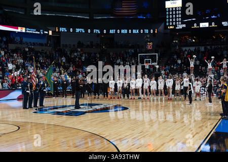 Washington DC, USA. März 2025. Washington DC, USA. März 2025. Nationalhymne während des NCAA Tournament Basketballspiels Achtelfinale in der Spokane Arena am 28. März 2025. Die LSU Tigers besiegten die NC State Wolfpack 80-73 und erreichten die Elite Eight. (Jameel Pugh/Image of Sport) Credit: Image of Sport /Alamy Live News Stockfoto